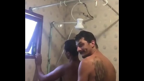 Sexo caseiro entre machos gostosos no banho